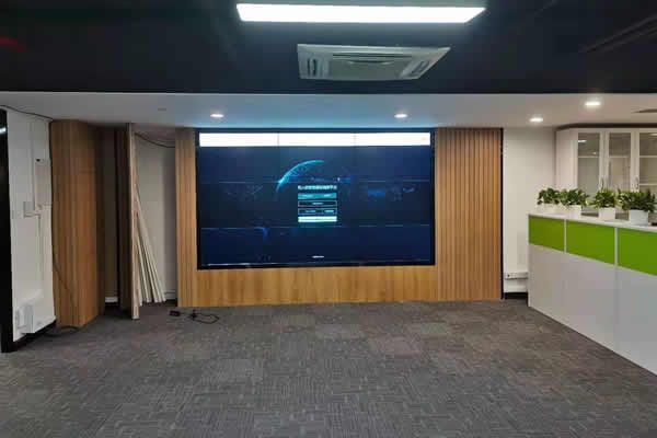 液晶拼接屏與OCB小間距LED顯示屏有什么區(qū)別？