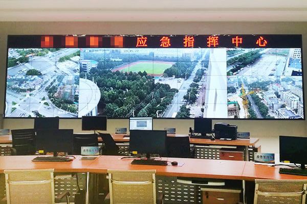 多種信息源通過什么設備輸出拼接屏？