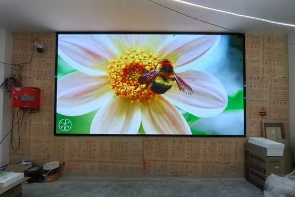展廳使用投影機(jī)好還是LED顯示屏好，這兩種顯示大屏有什么區(qū)別